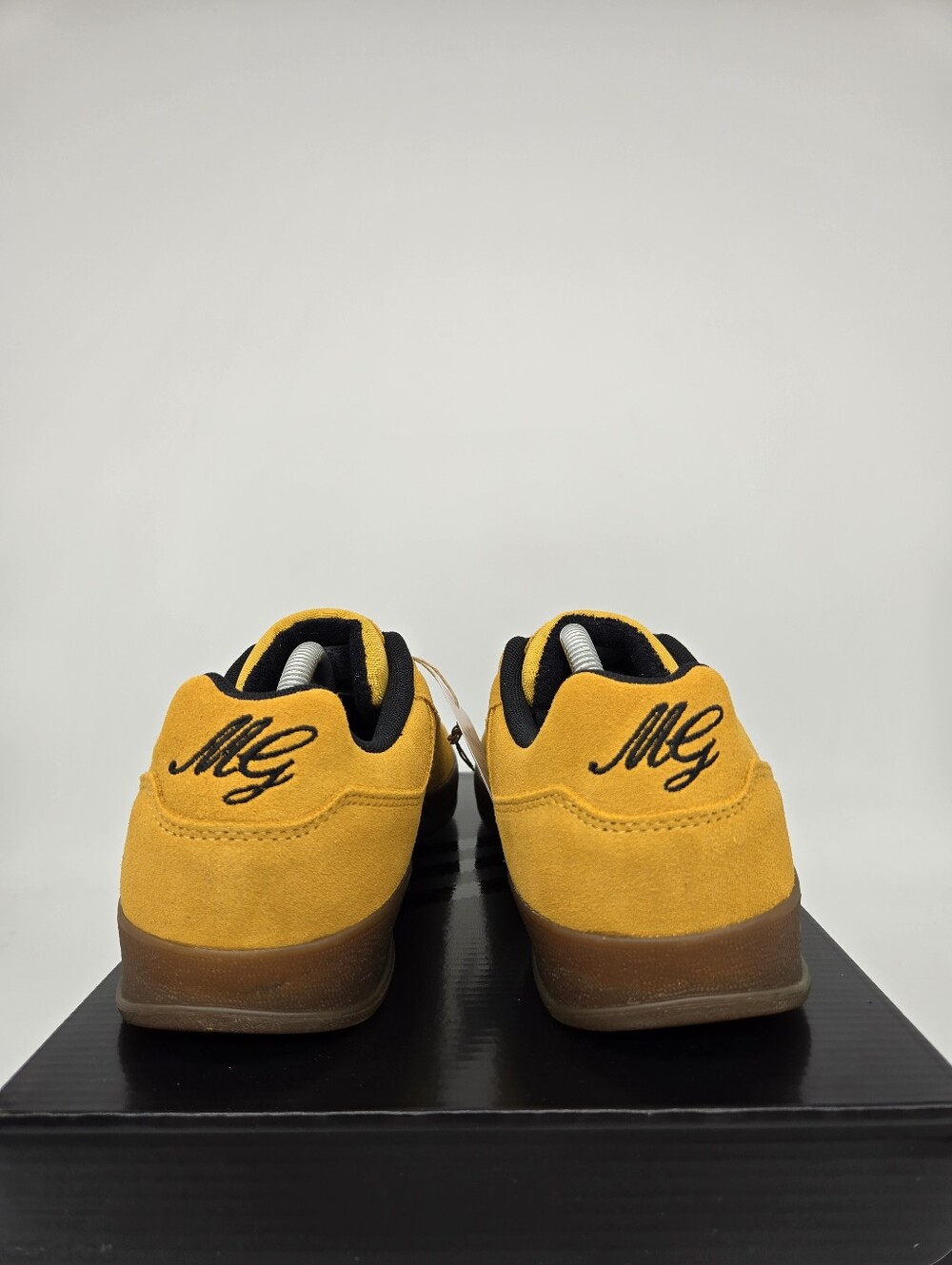 adidas Men's Aloha Super HQ4718 Yellow Core Black Gum Shoes Size 10 - Picture 4 of 8